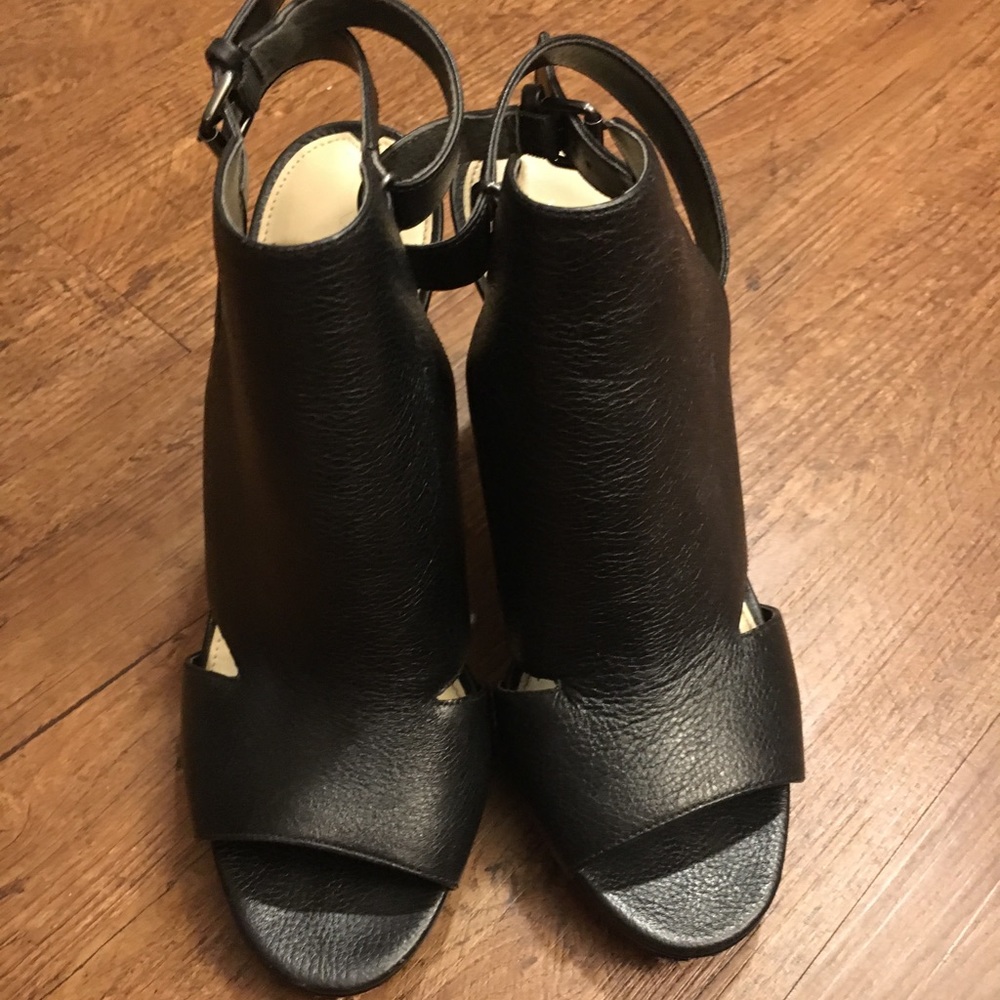 $ firm Via Spiga Black Leather Heels